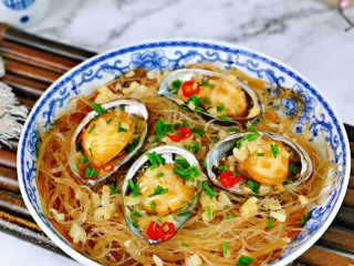 17、蒜蓉粉丝蒸鲍鱼,我家宝贝吃的连汤都不剩下,营养均衡的一道快手菜,喜欢的做起来。