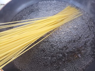 1、香菇意面,先准备100克的意面。锅里烧开水，把意面放进去煮。