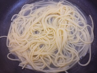 4、香菇意面,小火煮八分钟，意面就差不多煮好了。