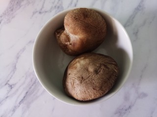 5、香菇意面,煮意面的同时准备两个香菇。