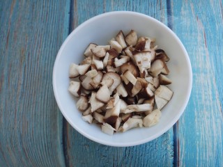 8、香菇意面,再把香菇切成丁。