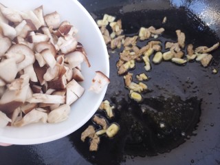 11、香菇意面,再放入香菇。