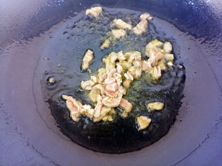9、香菇意面,然后锅里热油，先把牛肉丁放进去炒。