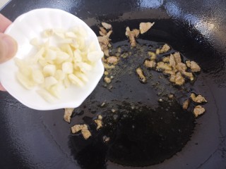 10、香菇意面,然后再放切好的蒜末。