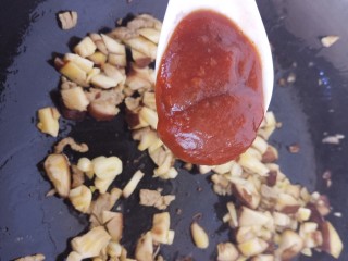 12、香菇意面,一起翻炒均匀之后加一勺意面酱。