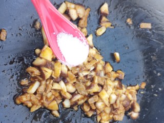 13、香菇意面,再加一勺盐。