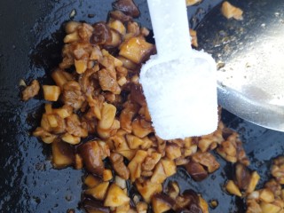 14、香菇意面,再加一勺糖。