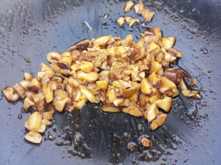 15、香菇意面,翻炒均匀。意面肉酱就做好了。