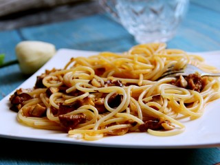 16、香菇意面,接着把做好的肉酱和意面搅拌在一起，装盘就可以吃了。