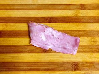 5、培根包饭—小小炒饭的另一种高大上吃法,左边往右包住塞有炒饭的一边。