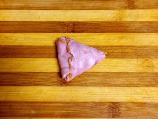 7、培根包饭—小小炒饭的另一种高大上吃法,再翻面，剩下的一小部分培根末端塞入上一圈的培根里，完成。