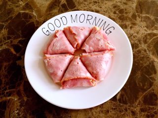 8、培根包饭—小小炒饭的另一种高大上吃法,依次做好所有的。