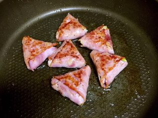 10、培根包饭—小小炒饭的另一种高大上吃法,一面煎好了翻面，盖上锅盖小火继续煎。