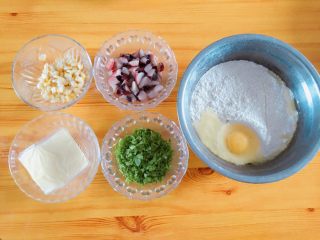 1、佳丽章鱼小丸子,首先是基本材料的准备，如图