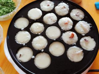 6、佳丽章鱼小丸子,乘面糊还没有非常凝结把章鱼粒等配料都放进去