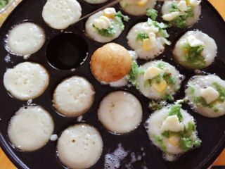 7、佳丽章鱼小丸子,图里的方法本来是想做一半不放料的盖在放了了的那一半上，可是两个半球并不能很好的融合，之后UP主就慌乱了一下，所以照片没有拍，最好的方法是放料的那半煎的可以与器皿轻松分离时，将其竖起，露出底部的煎锅面，再刷一层油，倒入不要太满的面糊，迅速把有料的那半盖住下面刚倒入的面糊即可……（需要大家发挥想象力了=_=）