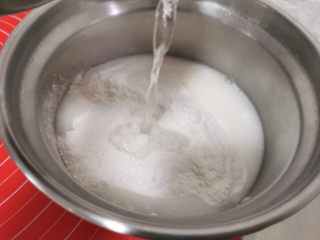 2、绿豆南瓜子冰皮月饼,冰皮月饼预拌粉倒入盆中，加入85度热水