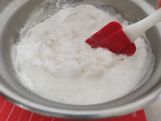 3、绿豆南瓜子冰皮月饼,用刮刀拌匀