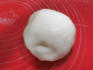 5、绿豆南瓜子冰皮月饼,揉成团