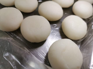 6、绿豆南瓜子冰皮月饼,分成大约10～20克