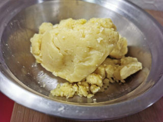 7、绿豆南瓜子冰皮月饼,从冰箱取出的绿豆泥，待回常温