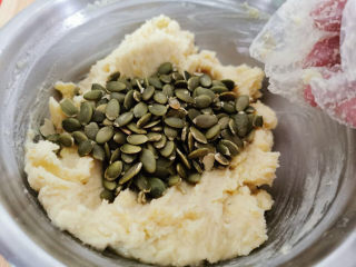 9、绿豆南瓜子冰皮月饼,南瓜子拌入绿豆泥中