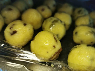 11、绿豆南瓜子冰皮月饼,分成30克左右的小剂子，用冰皮包住馅料，放进模具压出即可