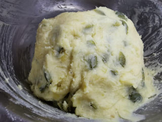 10、绿豆南瓜子冰皮月饼,拌成团