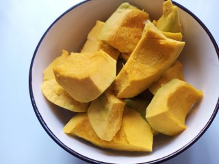 1、南瓜汤圆,南瓜洗净去皮，挖去里面的瓤和籽，切成小块，放在碗或盘子里