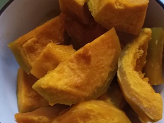 2、南瓜汤圆,把南瓜蒸熟，筷子能轻松扎透南瓜即可