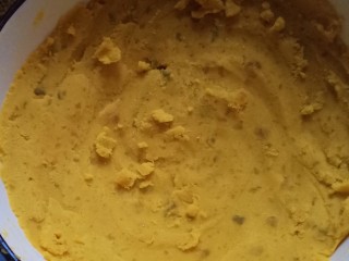 3、南瓜汤圆,南瓜趁温热加入白糖，碾碎混合均匀。