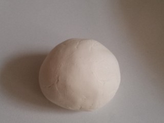 4、南瓜汤圆,糯米粉取30克左右，加温水揉成面团