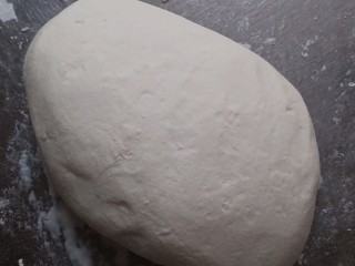 6、南瓜汤圆,把煮熟的面团和剩余的糯米粉一起，加入温水揉，直到揉成面团。包上保鲜膜放置半小时