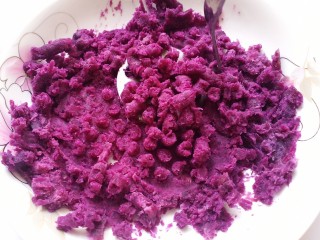 8、南瓜汤圆,趁热压碎