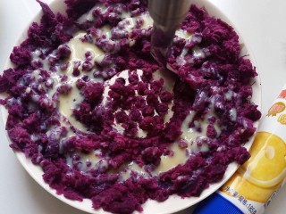 9、南瓜汤圆,挤入原味的炼乳，混合均匀。喜欢甜的可以加一点白糖或者蜂蜜