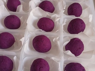 10、南瓜汤圆,混合好的紫薯分成15克一个的剂子，搓圆球，放冰箱冷藏2小时以上