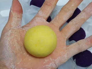 13、南瓜汤圆,最后收口处抹一点点水，在手上来回滚几圈就圆滑了，也没有褶皱