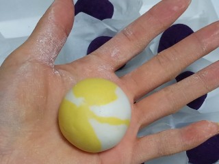 14、南瓜汤圆,也可以原味糯米面团＋南瓜面团混合，包出棒棒糖一样的汤圆。包完及时盖上保鲜膜防干裂