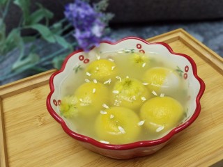 17、南瓜汤圆,最后装饰点菊花。