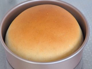 5、披萨派对面包,烤箱选择180度,烘烤20分钟。出炉后晾到不烫时脱模,用袋子装起保存,面团表面会变柔软。