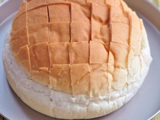 6、披萨派对面包,将面包表面横竖切出格子形状,不要切断,只切通表面。