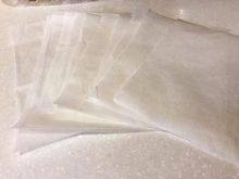 3、韩式—草莓蛋糕卷,这个配方，看你做的蛋糕卷大小⋯可以做9～12个，先剪9～12张小烘焙纸等下要包蛋糕卷备用。