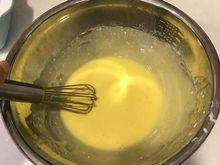 5、韩式—草莓蛋糕卷,搅拌至无颗粒光滑的蛋黄糊即可。