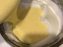 7、韩式—草莓蛋糕卷,再将这麵糊倒入剩下的蛋白霜中⋯用切拌方式混合均匀。