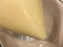 8、韩式—草莓蛋糕卷,再將完成的麵糊裝入塑膠袋中⋯前端剪ㄧ小口，準備擠麵糊。