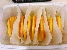 10、韩式—草莓蛋糕卷,烤好的蛋糕⋯等蛋糕稍凉，即可用蛋糕铲铲起来，轻轻的对折⋯放入刚剪好的烘焙纸内备用，如上图。