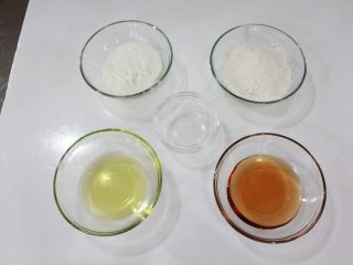 1、传统广式月饼,将月饼皮的材料备好。