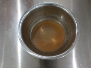 3、传统广式月饼,搅拌将融合在一起。