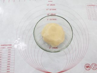 5、传统广式月饼,静置30分钟后平均分割。