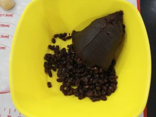 7、传统广式月饼,放100克的蜜豆和215克的红豆沙拌匀。